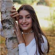 Profesora que imparte clases según lo necesitado